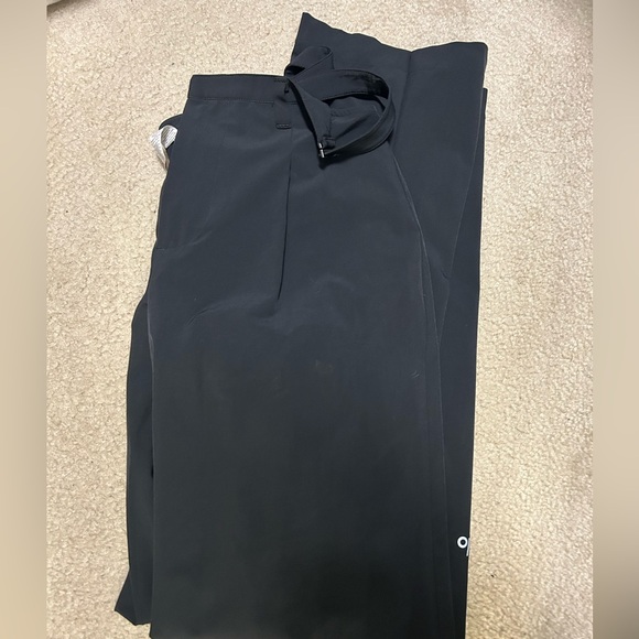 Alo yoga mid-rise showdown trouser in black - Picture 6 of 7